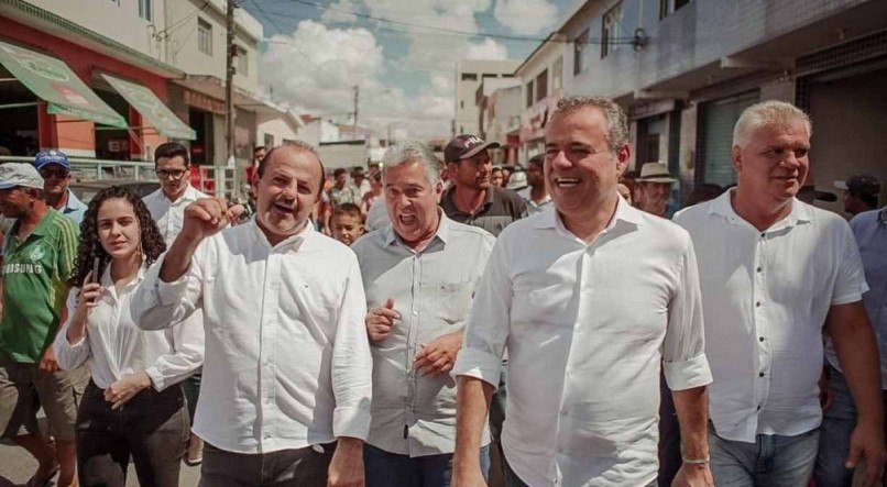 Pré-candidato a governador, Danilo Cabral esteve acompanhado do prefeito Nêgo do Mercado, do ex-prefeito Neném e do deputado federal Silvio Costa Filho