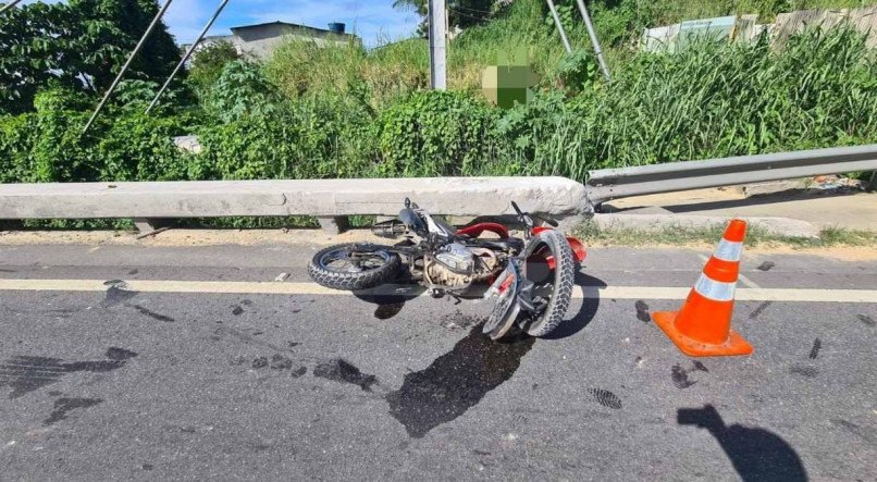 Motociclista morreu após bater em mureta e ser atropelado por caminhão
