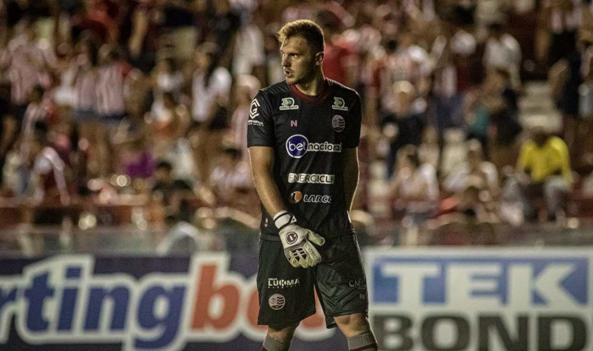 ALÍVIO Após cumprir suspensão contra o Criciúma, goleiro Lucas Perri está de volta à meta dos alvirrubros