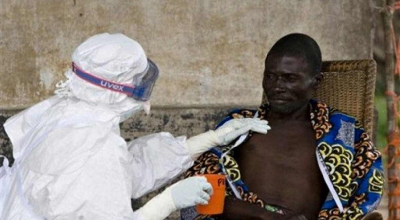 O ebola é transmitido, principalmente, por contato direto de feridas na pele e mucosas desprotegidas com sangue ou fluidos corporais infectados