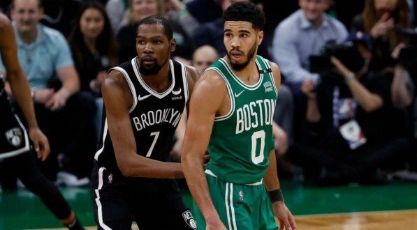 Kevin Durant (esq. / hoje no Phoenix Suns) e Jaysom Tatum (dir.) s&atilde;o dois dos nomes especulados para integrarem a sele&ccedil;&atilde;o norte-americana de basquete para a Olimp&iacute;ada de 2024