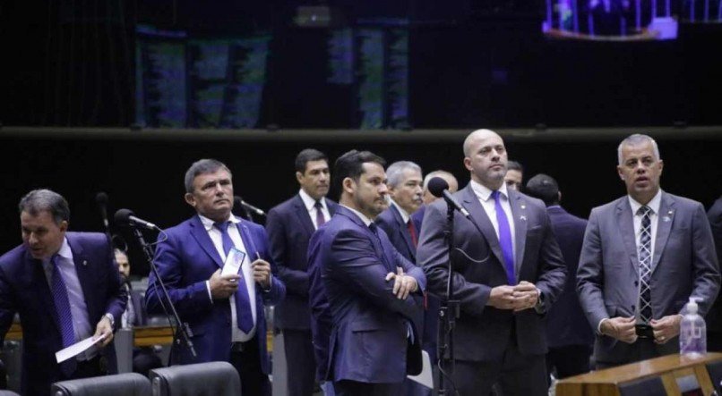 Daniel Silveira e outros deputados no plenário, nesta terça (26)