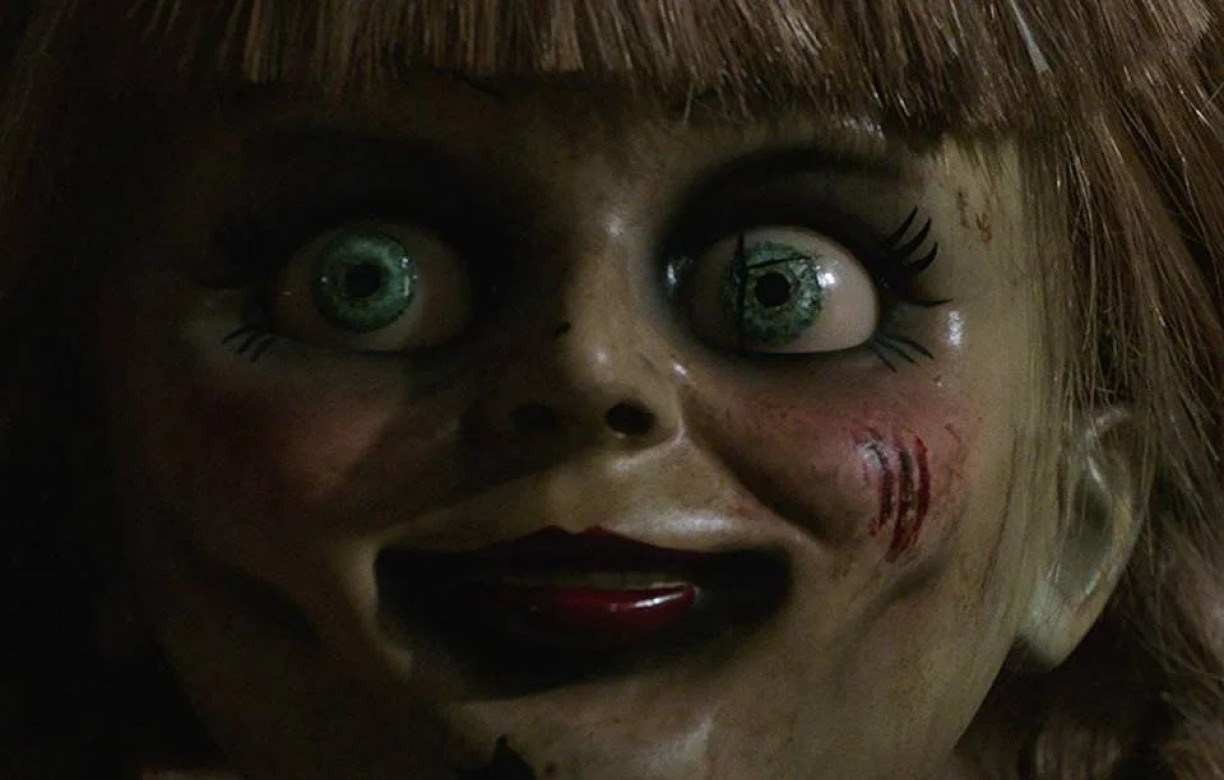 Annabelle, a boneca demoníaca, é retirada de caixa 