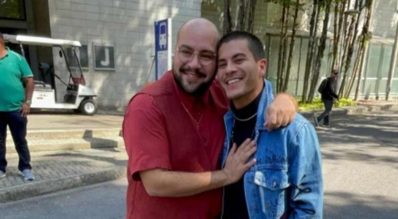 Arthur Aguiar (D) e Tiago Abravanel (E) se reencontraram pela primeira vez após o fim do BBB 22