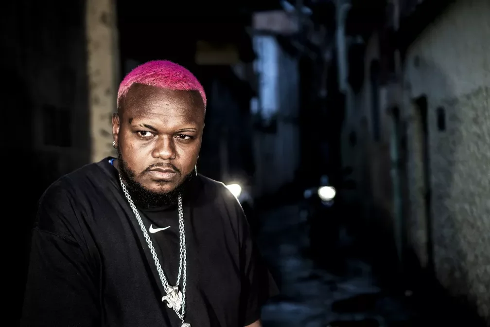 O rapper Djonga tornou a frase 'fogo nos racistas' popular com sua música 'Olho de Tigre'