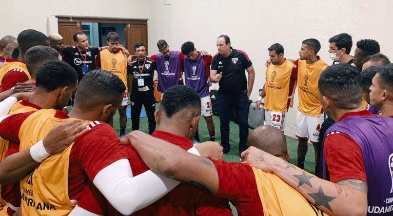 O técnico Rogério Ceni passando orientações para os jogadores do São Paulo no vestiário antes de encerar o Jorge Wilstermann pela Sul-Americana