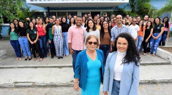 OLHAR DIFERENCIADO Lucielle (à dir.) e a vice-prefeita, Socorro Silva. Na equipe, pelo menos 100 servidores são ex-alunos de escolas integrais