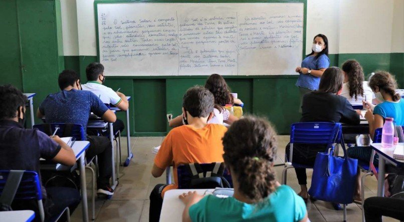 "O que faremos neste dia? Educaremos alguém, como quem dá um presente ao papai no Dia dos Pais? Daremos um aumento substantivo aos educadores?"