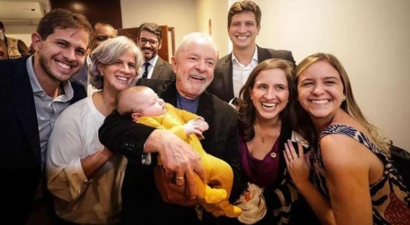 Pedro Campos compartilhou nas redes sociais foto de Lula com a família Campos