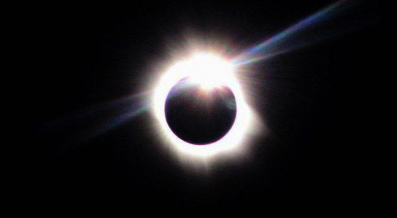 Entenda porque n&atilde;o pode olhar para o eclipse solar sem um preparo e como ver o eclipse solar sem &oacute;culos