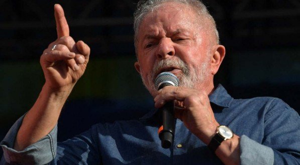 Enquanto Bolsonaro mira ICMS dos Estados para resolver crise dos combustíveis, Lula acha que solução viria com uma simples canetada