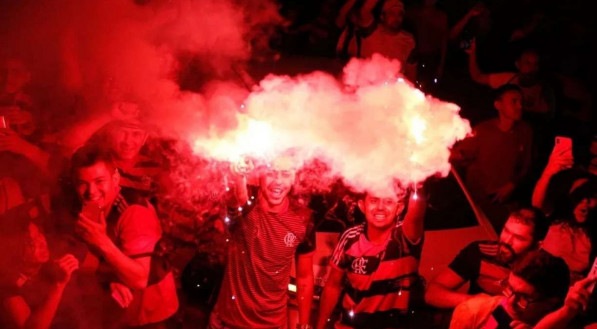 Torcida do Flamengo em festa para receber o elenco do time em Teresina-PI, antes do confronto contra o Altos pela Copa do Brasil 2022