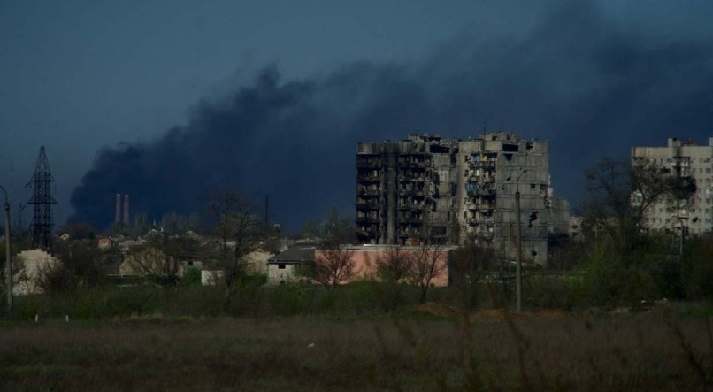 SOB ATAQUE Fumaça sobe do terreno da usina de aço Azovstal na cidade de Mariupol, em meio à ação militar russa em andamento na Ucrânia