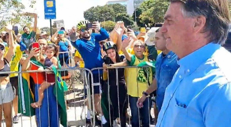 Por volta das 11h30, Bolsonaro chegou e fez uma caminhada cumprimentando apoiadores