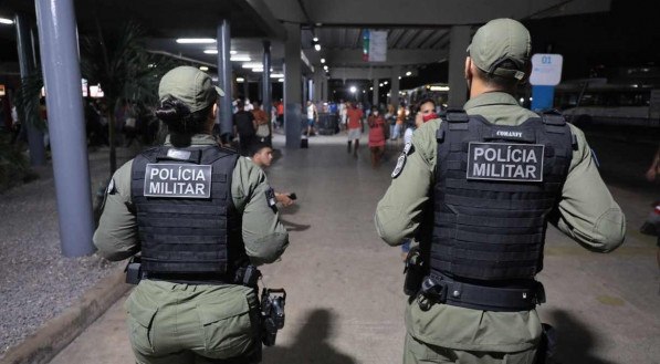 Reforço no policiamento no terminal integrado da Joana Bezerra.
PM - Policia Militar -Policia Feminina 