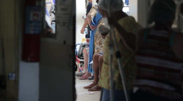 Veja as imagens após desabamento de parte do teto do HR