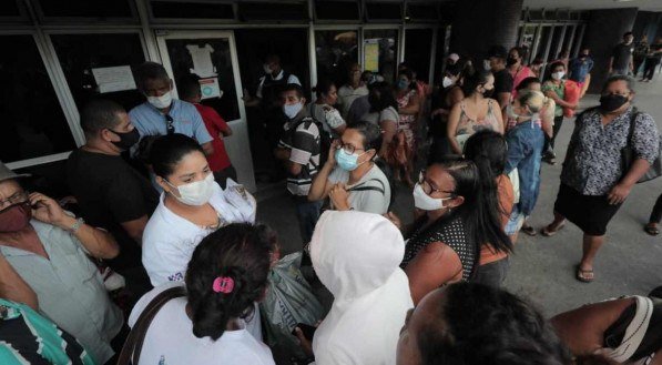Tubulação rompe e derruba parte de teto da unidade de trauma do Hospital da Restauração