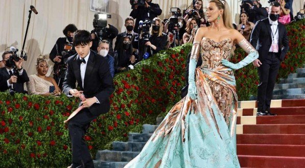 MET GALA 2022: Blake Lively chama atenção com look surpreendente; entenda o conceito da roupa