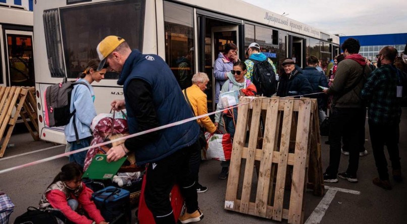 Ucranianos deixam Mariupol, na Ucrânia
