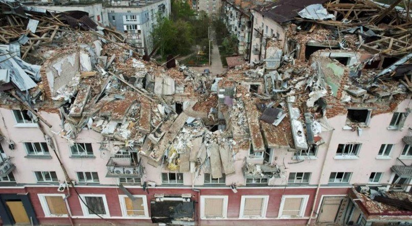 CHERNIGIV Imagem a&eacute;rea do destru&iacute;do Hotel Ucr&acirc;nia, no norte da Ucr&acirc;nia; a retirada da R&uacute;ssia da regi&atilde;o deixou para tr&aacute;s uma cidade devastada