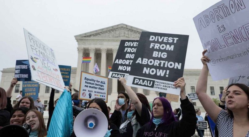 Protestos contra e a favor do aborto em frente ao prédio da Suprema Corte dos Estados Unidos, em Washington