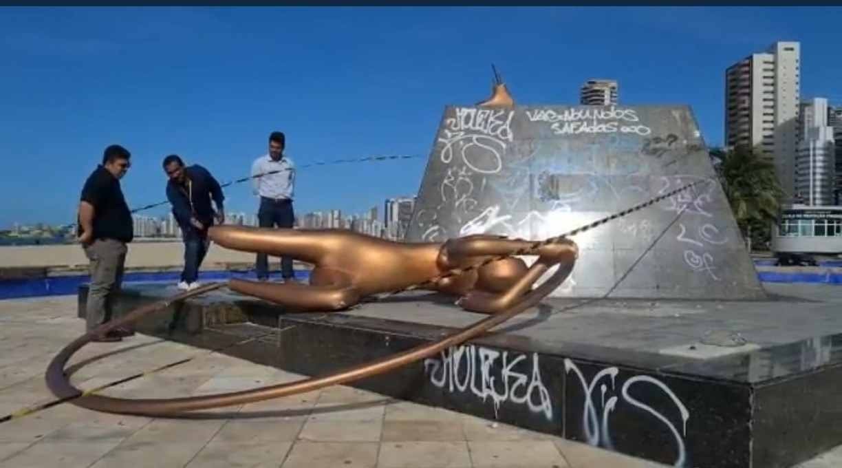 Ícone em Fortaleza, estátua de Iracema cai no calçadão da Beira Mar