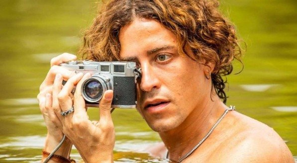 Juma Marru&aacute; e Jove se beijam em banho de Rio, em Pantanal 2022, nesta semana
