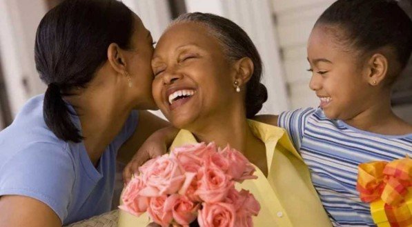 O comércio tradicional concentra 47,9% das escolhas para a compra do presente no Dia das Mães, seguido por shopping centers (42,6%) e pelo comércio eletrônico (13,4%)