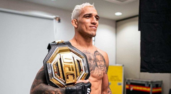 UFC 274: Charles 'do Bronx' Oliveira não bate peso e tem cinturão retirado na balança
