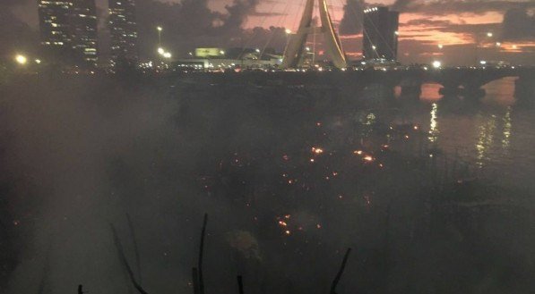 Urgente: Bombeiros combatem incêndio em palafitas no Pina, no Recife