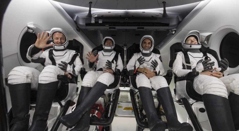 Astronautas voltam à Terra após missão no espaço