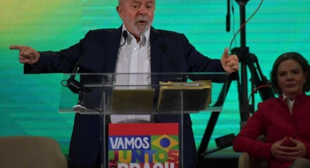 O ex-presidente Luiz Inácio Lula da Silva discursa durante o lançamento de sua campanha para as eleições presidenciais 