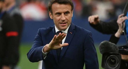 O presidente da França, Emmanuel Macron, chega para assistir à final da Copa da França entre OGC Nice e FC Nantes, em 7 de maio de 2022