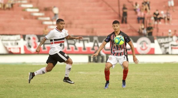 Lance durante partida entre Santa Cruz e Atlético-BA, válida pelo Campeonato Brasileiro da Série D, realizado no Estádio do Arruda em Recife (PE), neste domingo (8).

