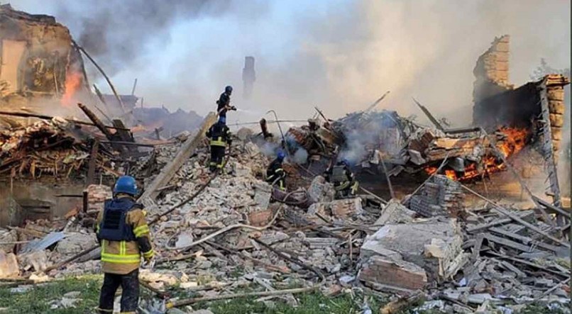 BILOHORIVKA Equipes de bombeiros levaram quase quatro horas para extinguir o fogo e resgatar vítimas