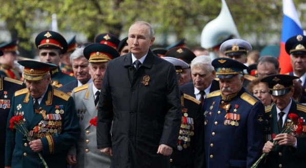 Presidente da R&uacute;ssia, Vladimir Putin, participa de celebra&ccedil;&otilde;es do feriado nacional