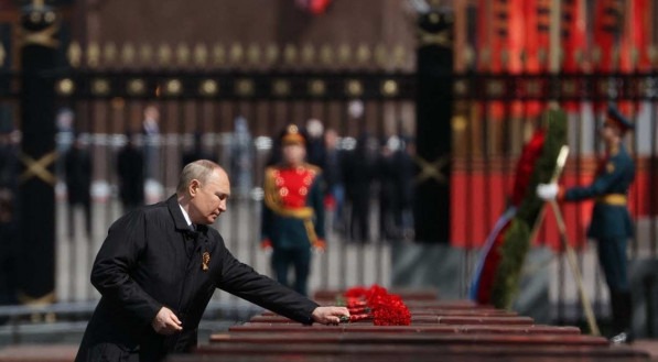 Putin deixa flores em homenagens aos her&oacute;is da 2&ordf; Guerra