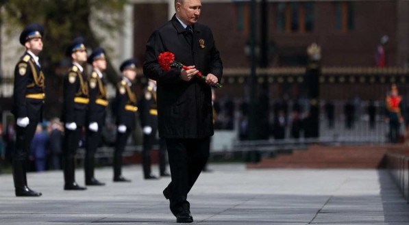 Putin deixa flores em homenagens aos her&oacute;is da 2&ordf; Guerra
