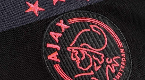 Ex-jogador do Ajax morre precocemente na Holanda; confira