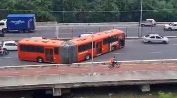 Ônibus articulado quebra e trava trânsito na Via Mangue; veja rotas alternativas