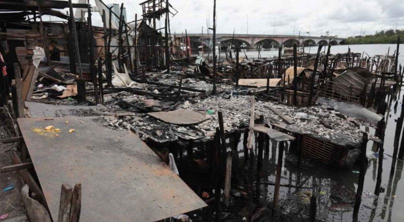 Inc&ecirc;ndio destruiu dezenas de barracos na Comunidade do Pina
