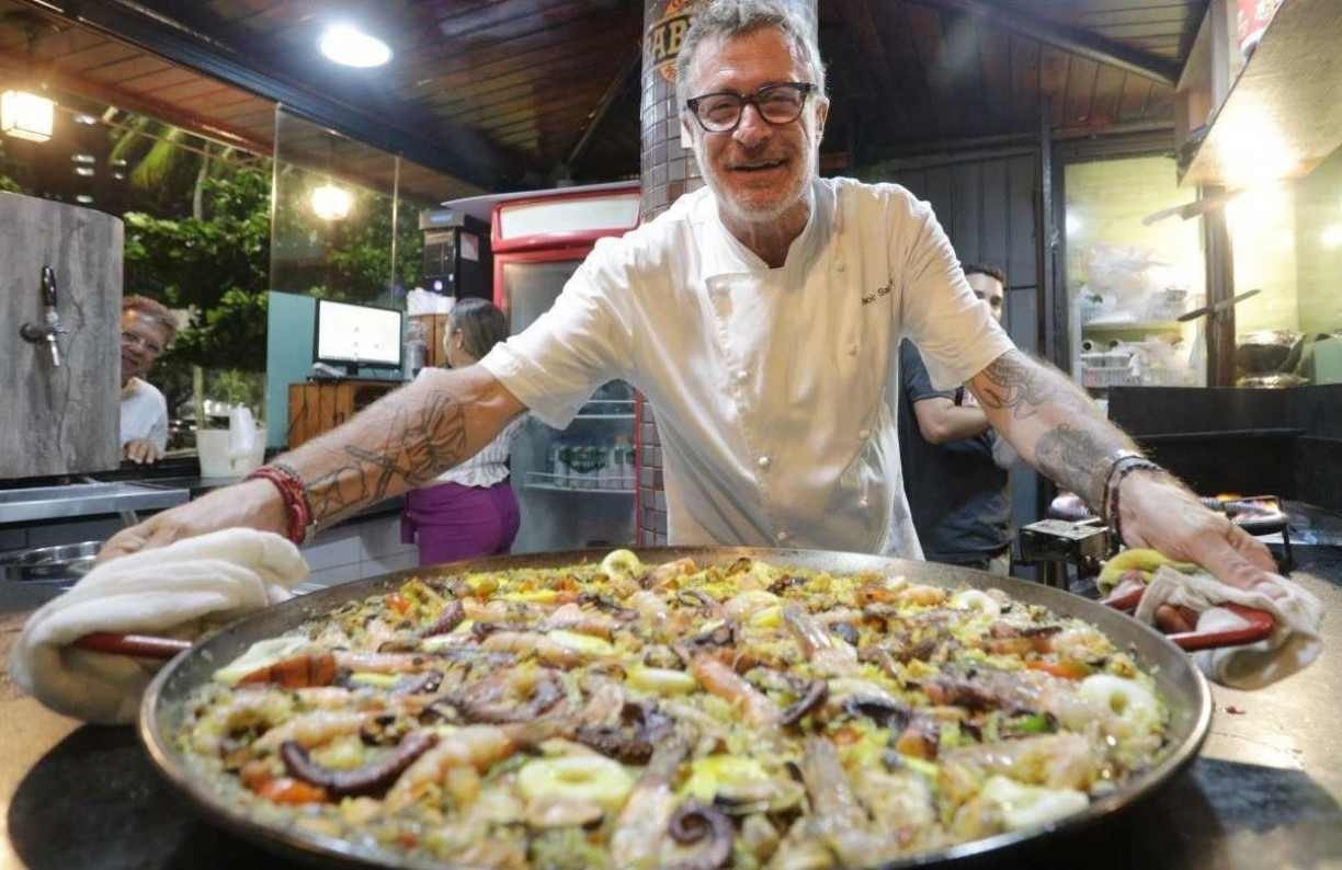 Chef italiano movimenta quiosque na orla às quartas-feiras, preparando paella em plena beira-mar de Boa Viagem