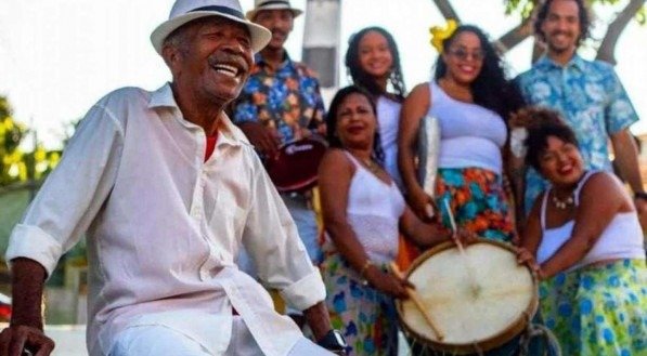 Mestre Edmilson do Coco lança seu primeiro disco, aos 71 anos e em família