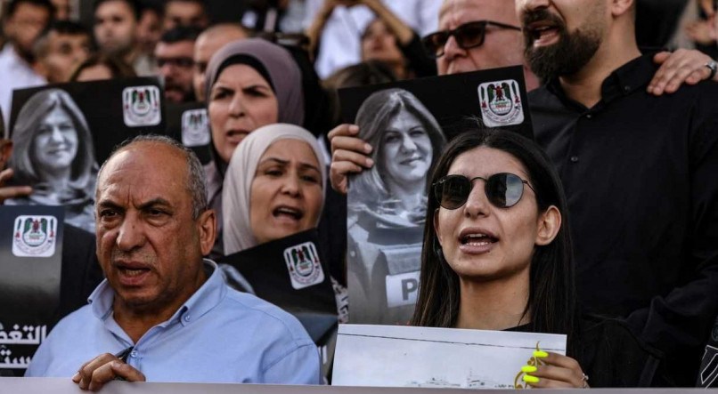 Palestinos fazem homenagens durante despedida à jornalista Shireen Abu Akleh