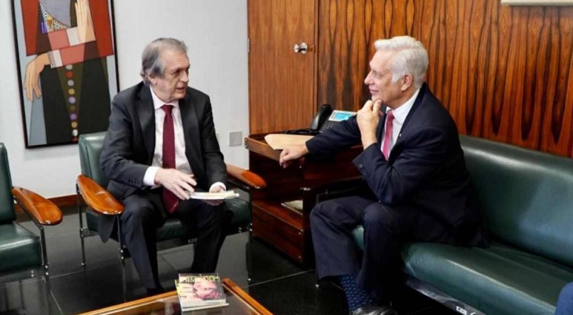 Luciano Bivar, presidente do União Brasil, e Douglas Konnef, embaixador interino dos Estados Unidos