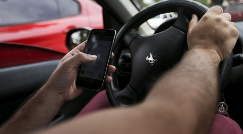 Atualmente, o uso do celular ao dirigir não é previsto como crime de trânsito, mas como uma infração administrativa gravíssima. Foi a quinta infração mais comum no Recife
