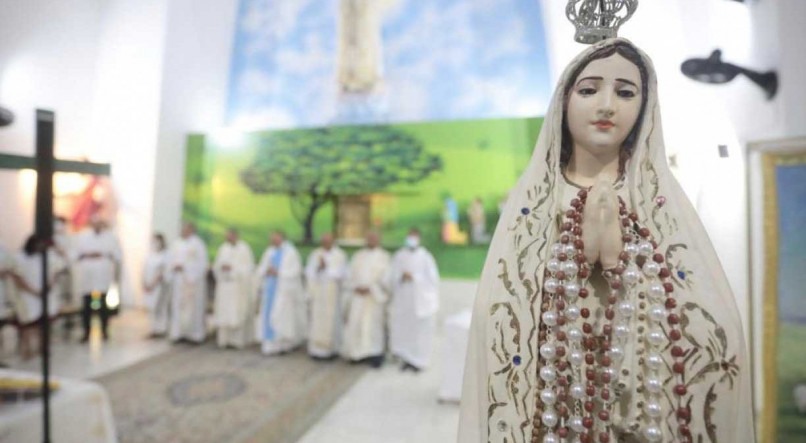 Neste dia 13 de maio, celebra-se o Dia de Nossa Senhora de F&aacute;tima, cujas apari&ccedil;&otilde;es milagrosas foram relatadas, pela primeira vez, na Cova da Iria, em F&aacute;tima, Portugal