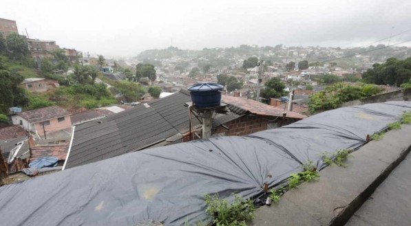 Após queda de barreira, moradores convivem com o medo na Zona Sul do Recife