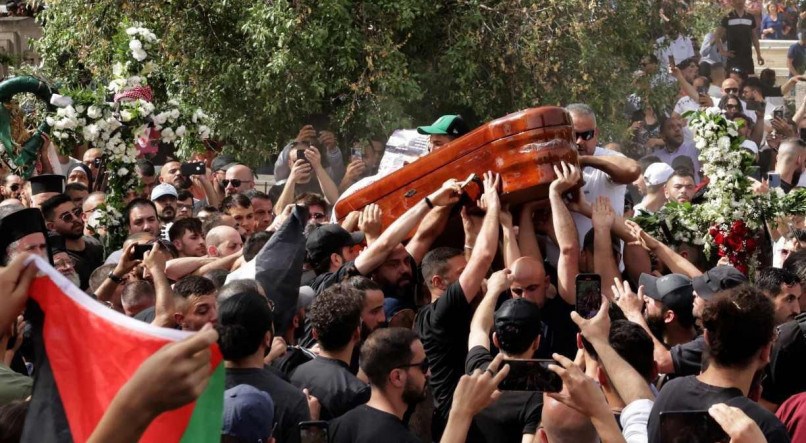 Enlutados carregam o caixão da jornalista veterana da Al-Jazeera, Shireen Abu Akleh