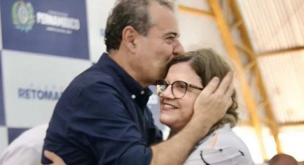 A deputada do PT apareceu em eventos do governador Paulo Câmara nesta semana que passou, sempre ao lado do candidato Danilo Cabral